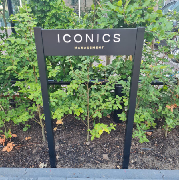 Signing Iconics 03